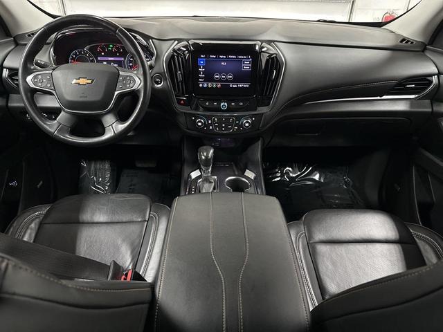 Photo of 2021 Silver Ice Metallic Chevrolet Traverse
