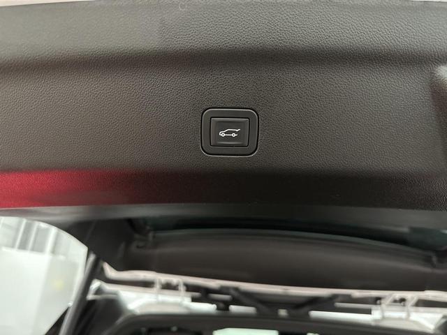 Photo of 2024 Summit White Chevrolet Tahoe