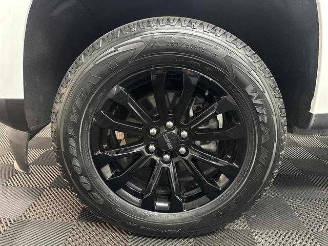 Photo of 2021 Summit White GMC Canyon