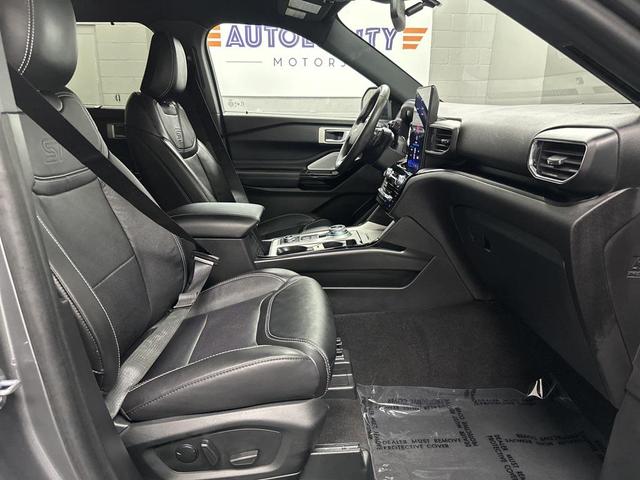 Photo of 2024 Carbonized Gray Metallic Ford Explorer