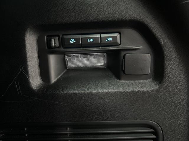 Photo of 2024 Carbonized Gray Metallic Ford Explorer