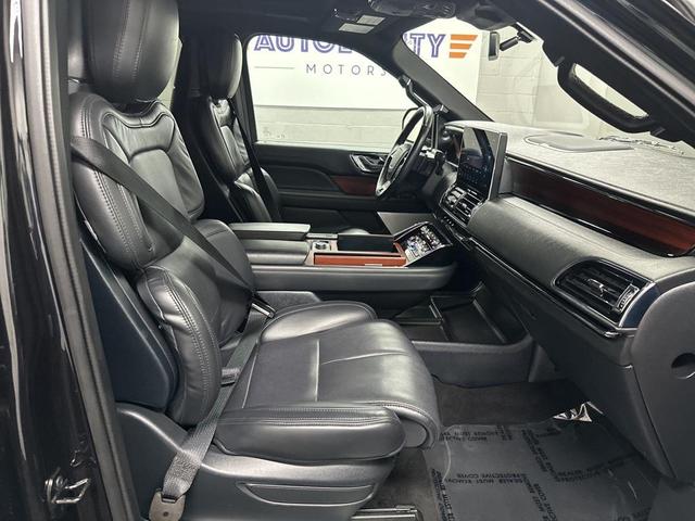 Photo of 2023 Infinite Black Metallic Clearcoat Lincoln Navigator