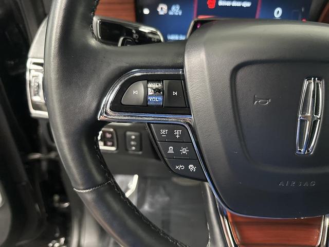 Photo of 2023 Infinite Black Metallic Clearcoat Lincoln Navigator
