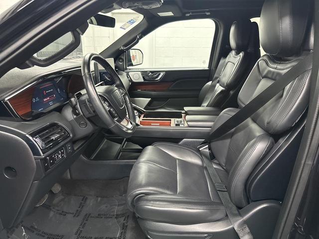 Photo of 2023 Infinite Black Metallic Clearcoat Lincoln Navigator