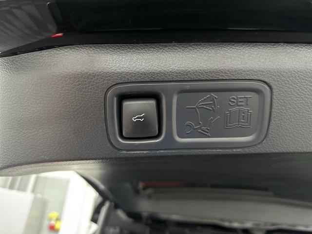 Photo of 2023 Infinite Black Metallic Clearcoat Lincoln Navigator