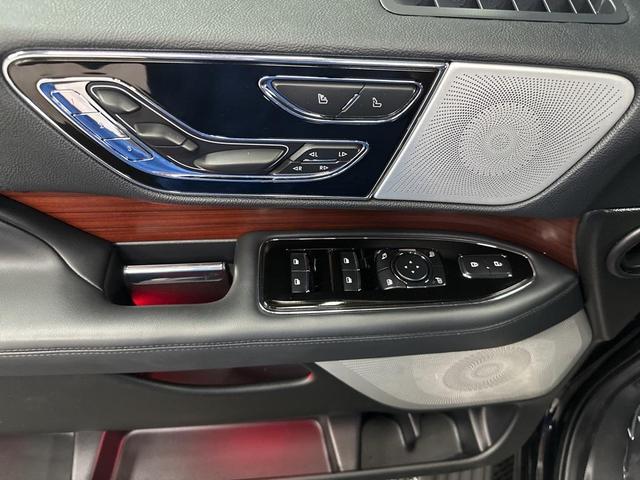 Photo of 2023 Infinite Black Metallic Clearcoat Lincoln Navigator
