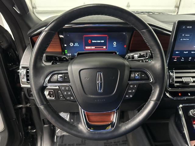 Photo of 2023 Infinite Black Metallic Clearcoat Lincoln Navigator