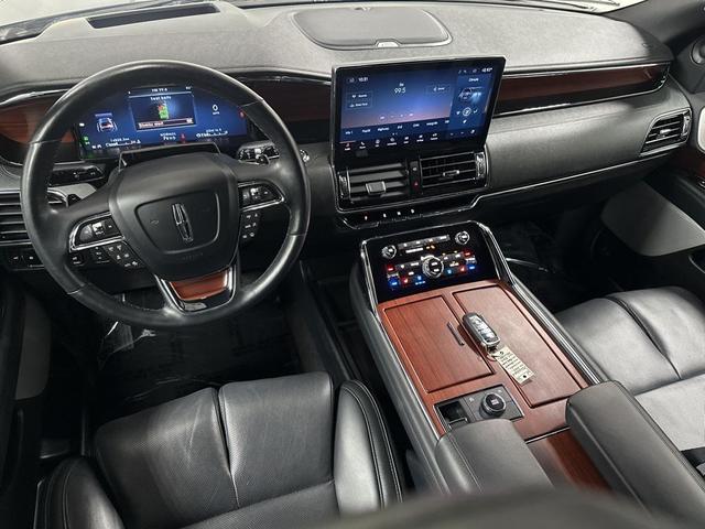 Photo of 2023 Infinite Black Metallic Clearcoat Lincoln Navigator