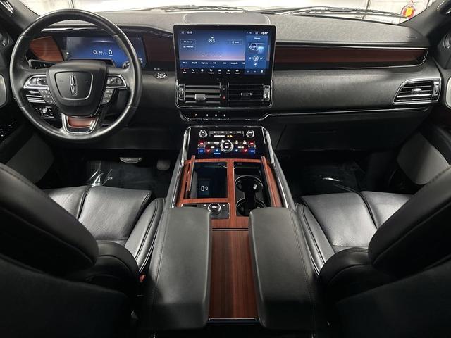 Photo of 2023 Infinite Black Metallic Clearcoat Lincoln Navigator