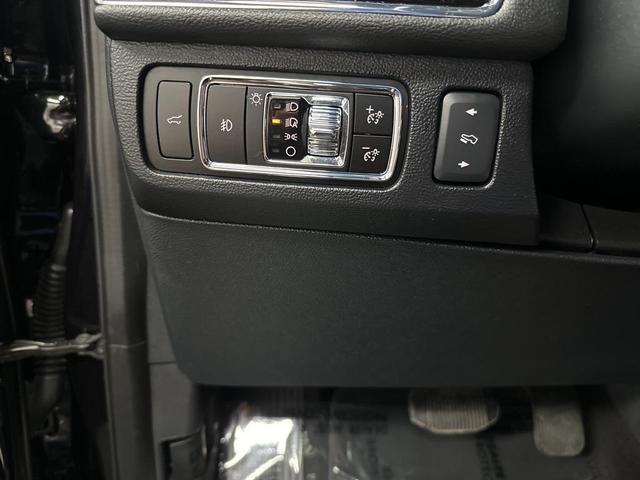 Photo of 2023 Infinite Black Metallic Clearcoat Lincoln Navigator