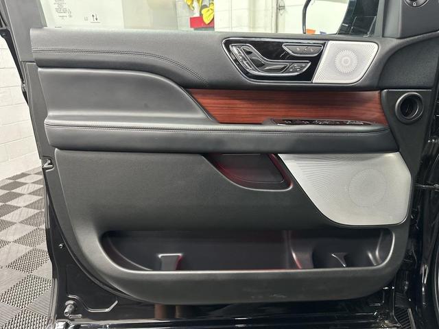 Photo of 2023 Infinite Black Metallic Clearcoat Lincoln Navigator