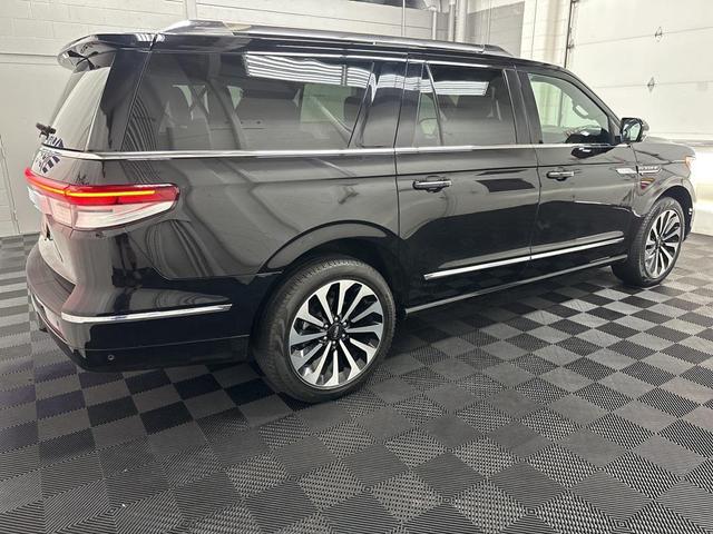 Photo of 2023 Infinite Black Metallic Clearcoat Lincoln Navigator
