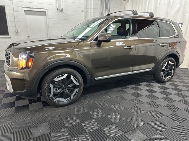 Photo of 2025 Dark Moss Kia Telluride