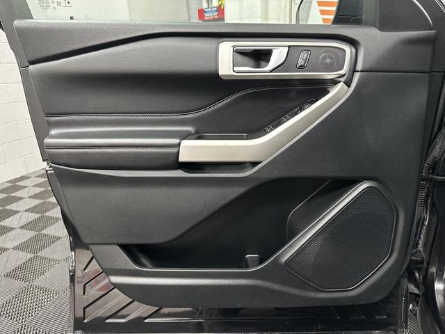 Photo of 2022 Agate Black Metallic Ford Explorer