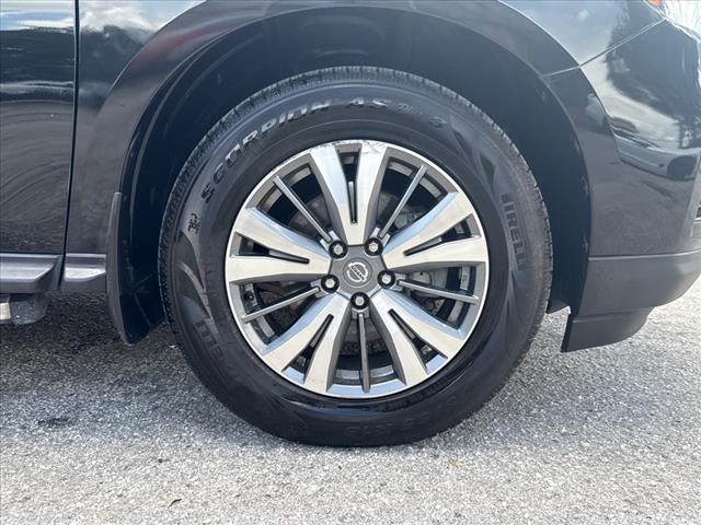 Photo of 2020 Black Nissan Pathfinder