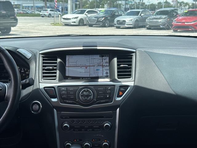 Photo of 2020 Black Nissan Pathfinder