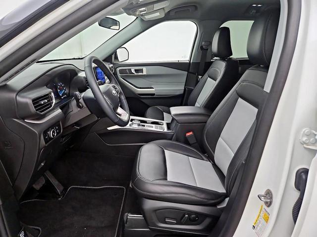 Photo of 2023 Star White Metallic Tri-Coat Ford Explorer