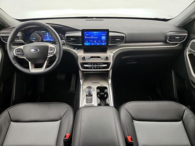 Photo of 2023 Star White Metallic Tri-Coat Ford Explorer