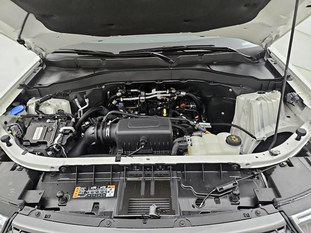 Photo of 2023 Star White Metallic Tri-Coat Ford Explorer