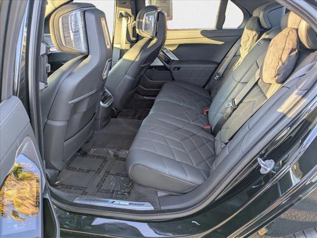 Photo of 2024 Black Sapphire Metallic BMW i7