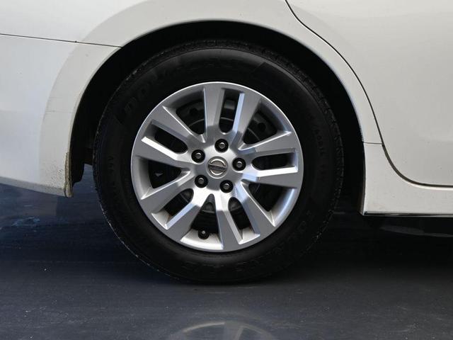 Photo of 2016 Glacier White Nissan Altima
