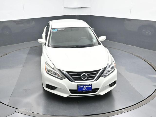 Photo of 2016 Glacier White Nissan Altima
