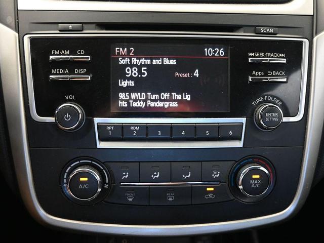 Photo of 2016 Glacier White Nissan Altima
