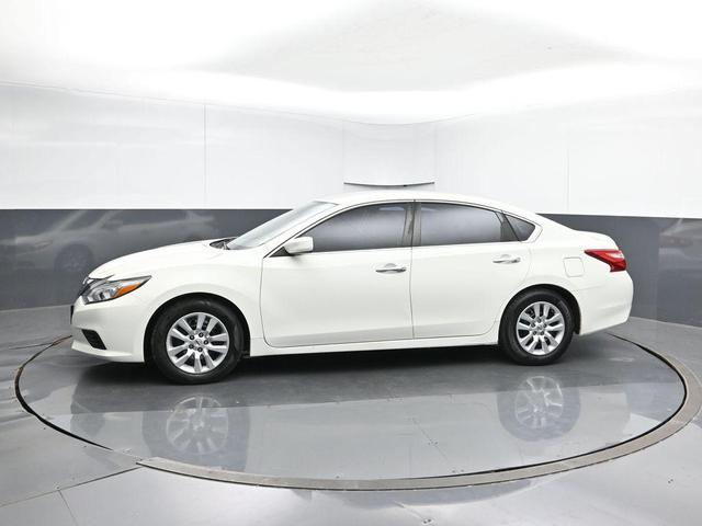 Photo of 2016 Glacier White Nissan Altima