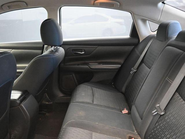 Photo of 2016 Glacier White Nissan Altima