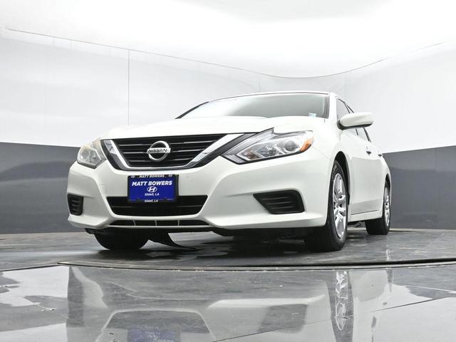 Photo of 2016 Glacier White Nissan Altima