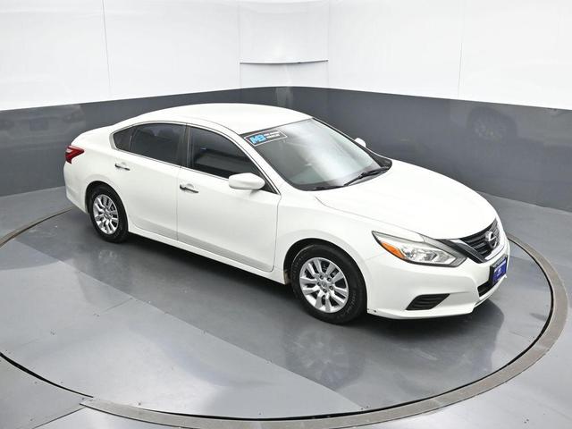 Photo of 2016 Glacier White Nissan Altima