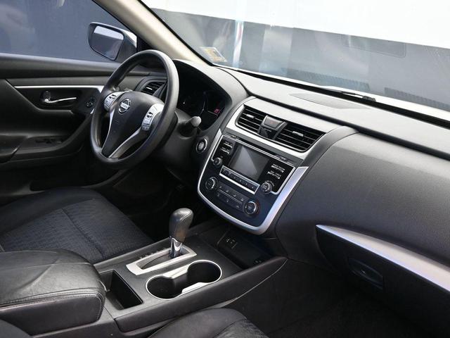 Photo of 2016 Glacier White Nissan Altima
