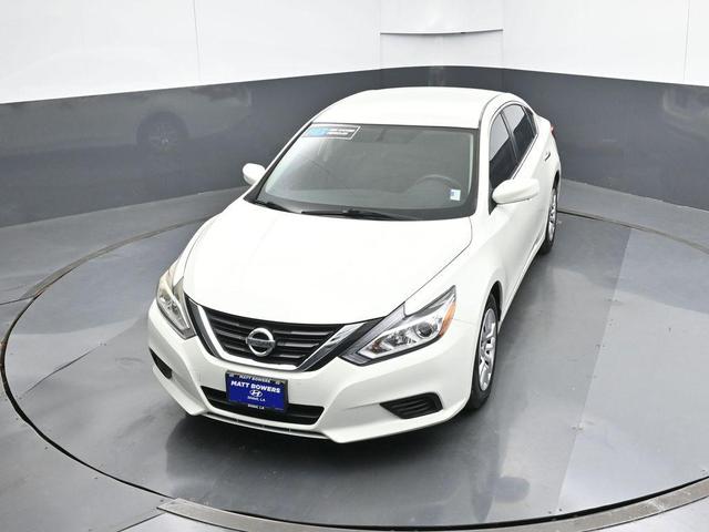 Photo of 2016 Glacier White Nissan Altima