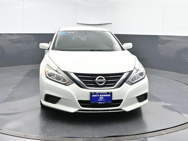 Photo of 2016 Glacier White Nissan Altima