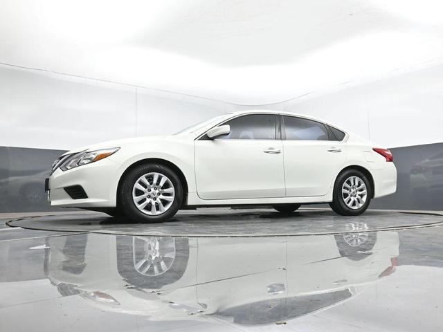 Photo of 2016 Glacier White Nissan Altima