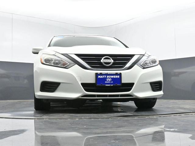 Photo of 2016 Glacier White Nissan Altima