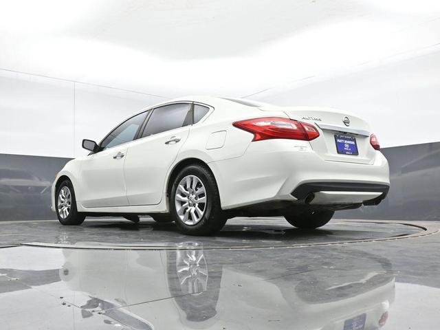 Photo of 2016 Glacier White Nissan Altima