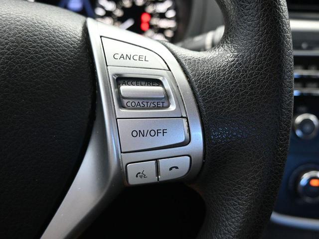 Photo of 2016 Glacier White Nissan Altima