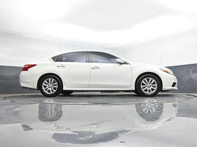Photo of 2016 Glacier White Nissan Altima