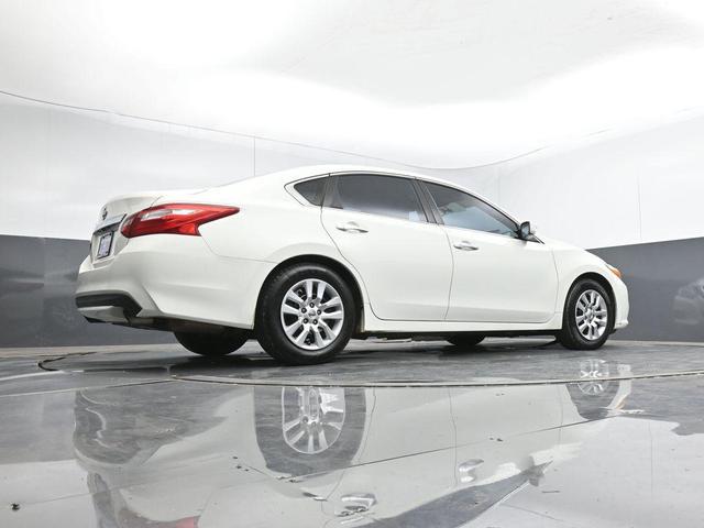 Photo of 2016 Glacier White Nissan Altima