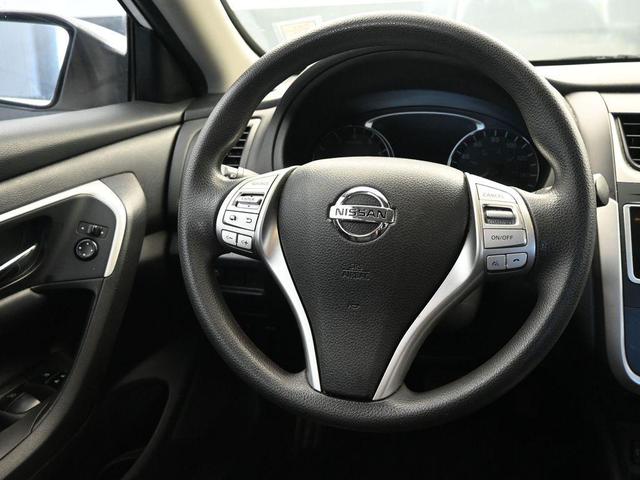Photo of 2016 Glacier White Nissan Altima