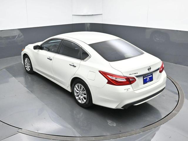 Photo of 2016 Glacier White Nissan Altima