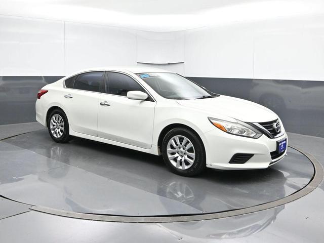 Photo of 2016 Glacier White Nissan Altima