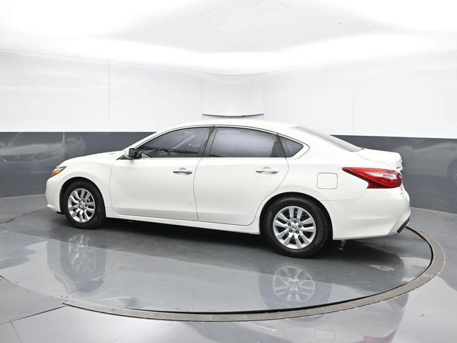 Photo of 2016 Glacier White Nissan Altima