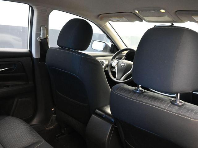 Photo of 2016 Glacier White Nissan Altima