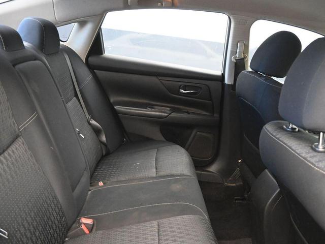 Photo of 2016 Glacier White Nissan Altima
