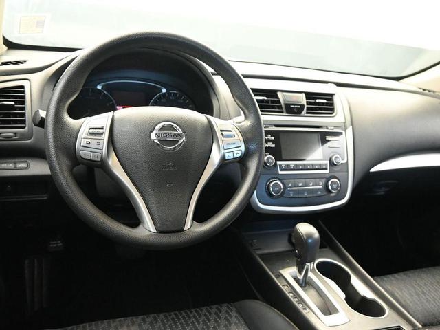 Photo of 2016 Glacier White Nissan Altima