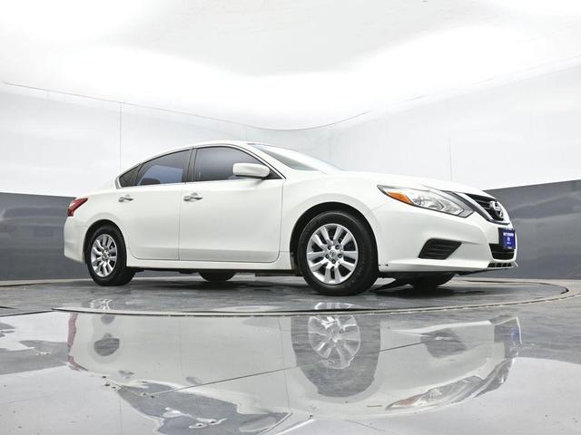 Photo of 2016 Glacier White Nissan Altima
