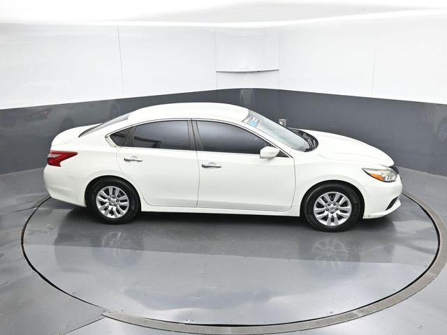 Photo of 2016 Glacier White Nissan Altima