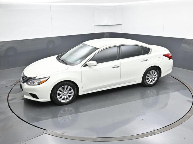Photo of 2016 Glacier White Nissan Altima